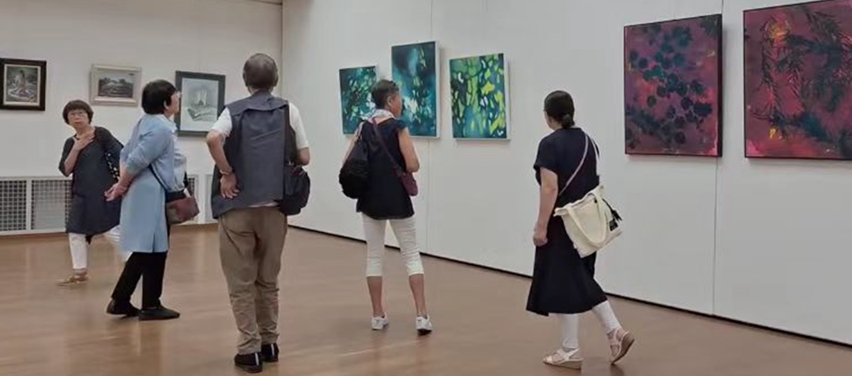 L'adolescente de Shenzhen Huang Tsingz tient une exposition solo de peintures à l'huile à Tokyo.